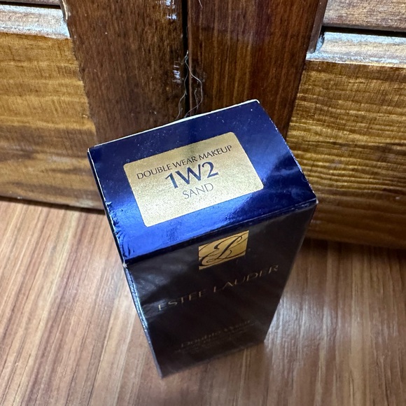 Estee Lauder Double Wear Foundation (1W2 SAND) - Picture 3 of 9